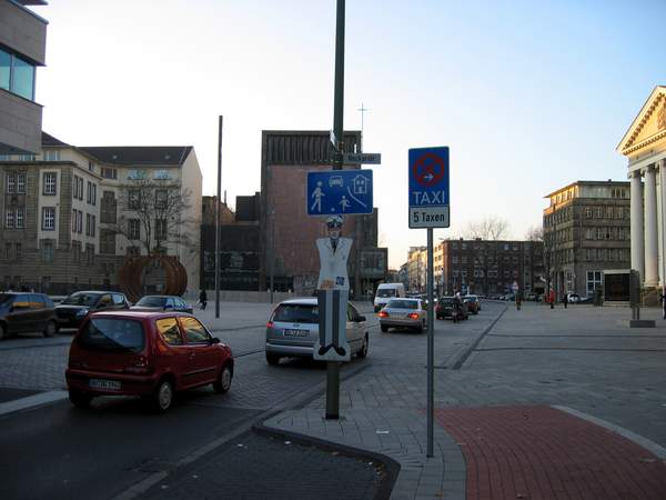 Spielstraße vorm Stadttheater