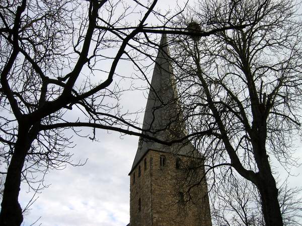 Schiefer Kirchturm