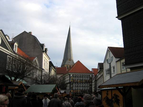 Weihnachtsmarkt vor Hattinger Kulisse